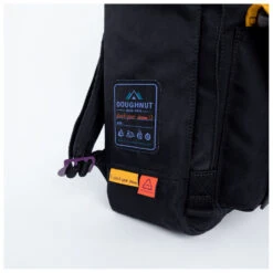 Doughnut Macaroon Happy Camper 16 - Daypack 13 Doughnut Macaroon Happy Camper 16 - Daypack -Freien Camping Geschäft doughnut macaroon happy camper 16 daypack detail 5